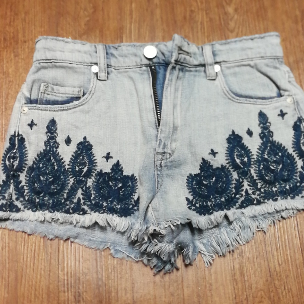 Blanknyc embroidery wedge denim shorts 25
